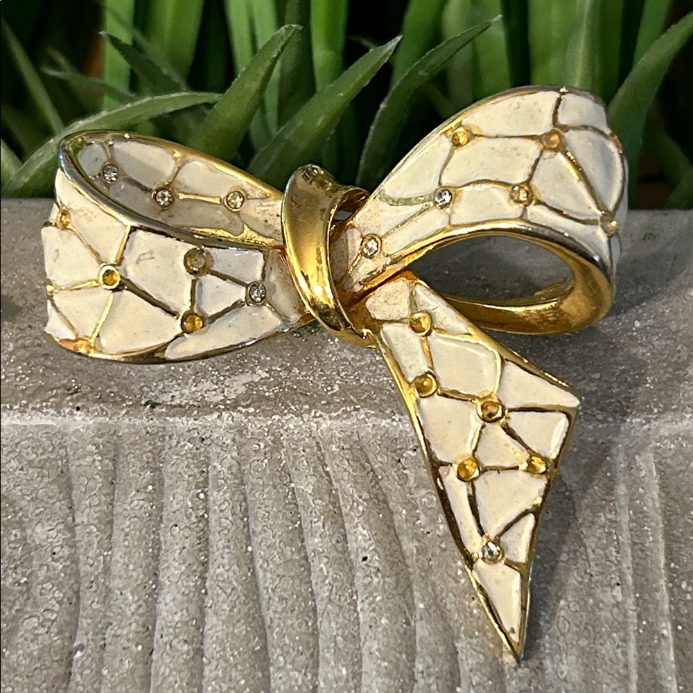 Vintage Boucher enamel bow pin goldtone and cream missing some rhinestones